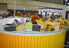The chefs had visitors delighted with the fruits and vegetables from Brazil.